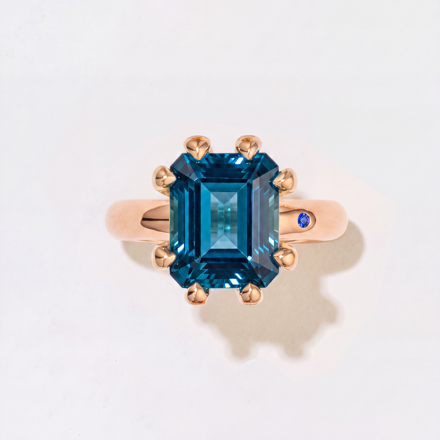 GARNET GOLD RING